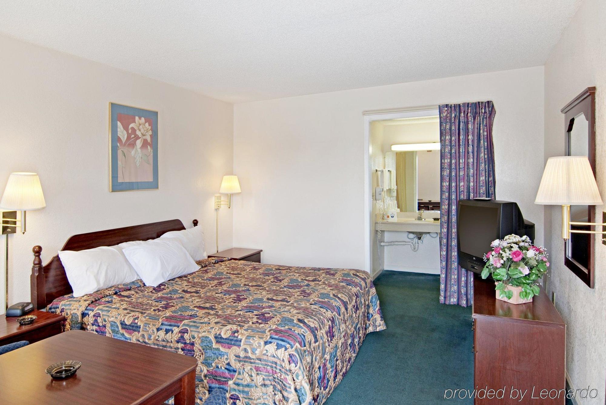 Travel Inn Of Buford Room photo
