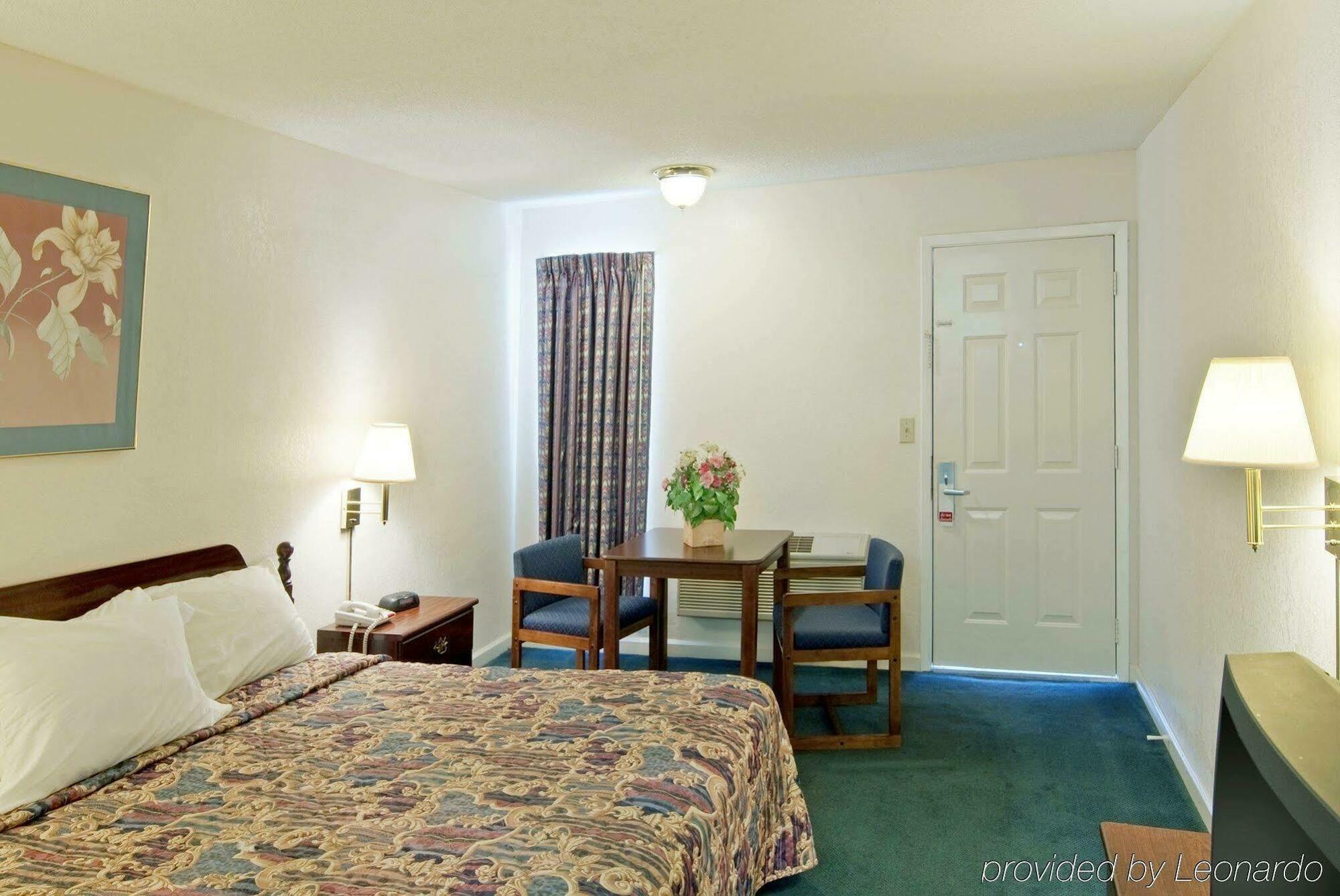Travel Inn Of Buford Room photo